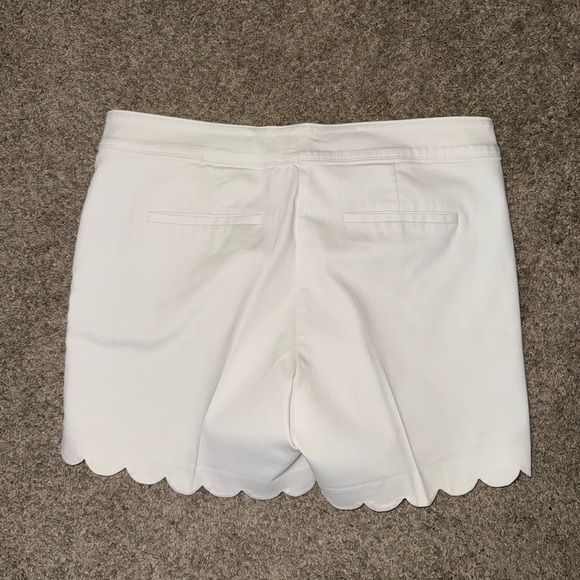 Isaac Mizrahi White Scalloped Edge Shorts - Picture 2 of 5